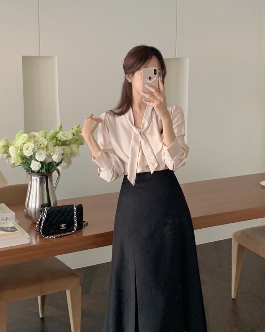 Áo blouse là món đồ thời trang mang đậm nét nữ tính và thanh lịch