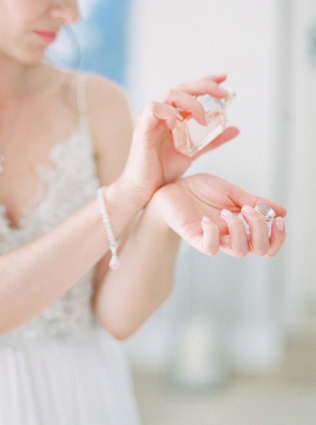 Mùi nước hoa mẹ xịt mỗi sáng và cách tôi học được rằng &quot;Phụ nữ nên có một mùi hương của riêng mình&quot; - Ảnh 2.