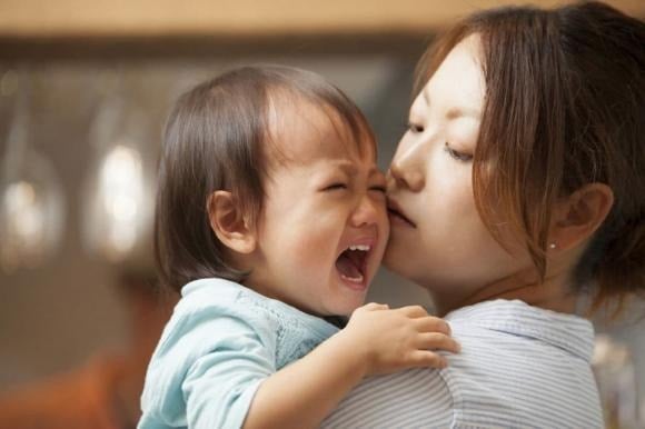 “Nhìn con nhà bác A kìa…”, “Bạn B bằng tuổi con đã giành học bổng rồi đấy”, hay “Sao con không được như chị con?” – đó là những lời nói tưởng như vô hại nhưng lại trở thành 