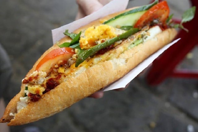 Bánh mì trứng là món ăn sáng phổ biến khắp mọi nơi. 