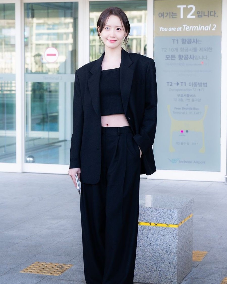 Áo blazer, croptop và quần dài lại là một combo bất hủ trong những ngày đến văn phòng.