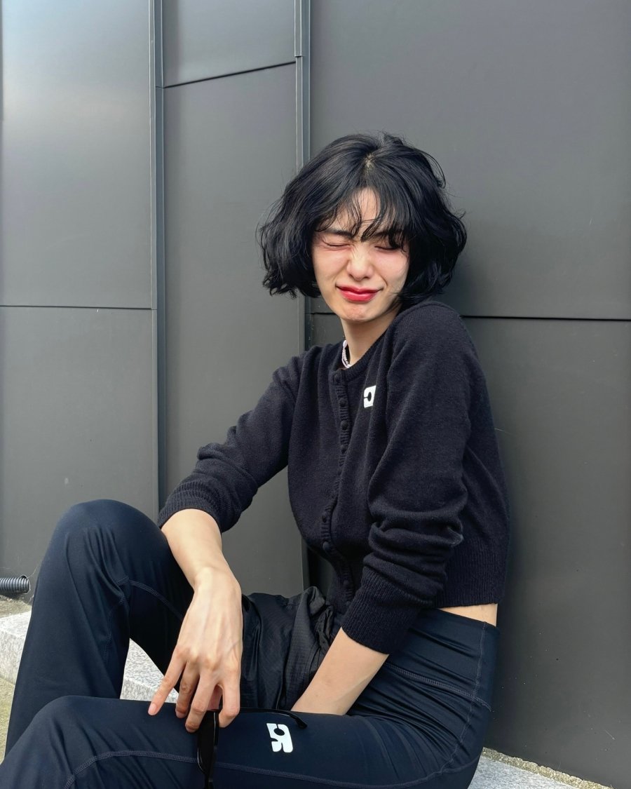 Bản phối “all black” nơi công sở này sẽ giúp bạn nổi bật. 