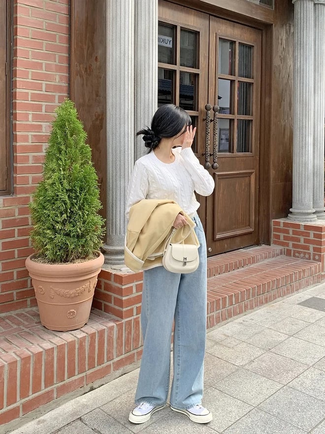 Quần jeans ống suông luôn mang lại cảm giác phóng khoáng và thời thượng. 