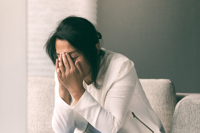 Giấu chồng bí mật suốt 12 năm, tin nhắn đến khiến tôi thức trắng cả đêm, run rẩy cầm tay con gái mà thấy mình thật tệ- Ảnh 1.