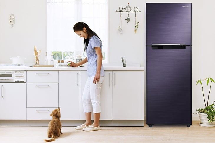 Vì hạn chế không gian, nhiều gia đình thường tận dụng nóc tủ lạnh để đặt thêm đồ dùng. 