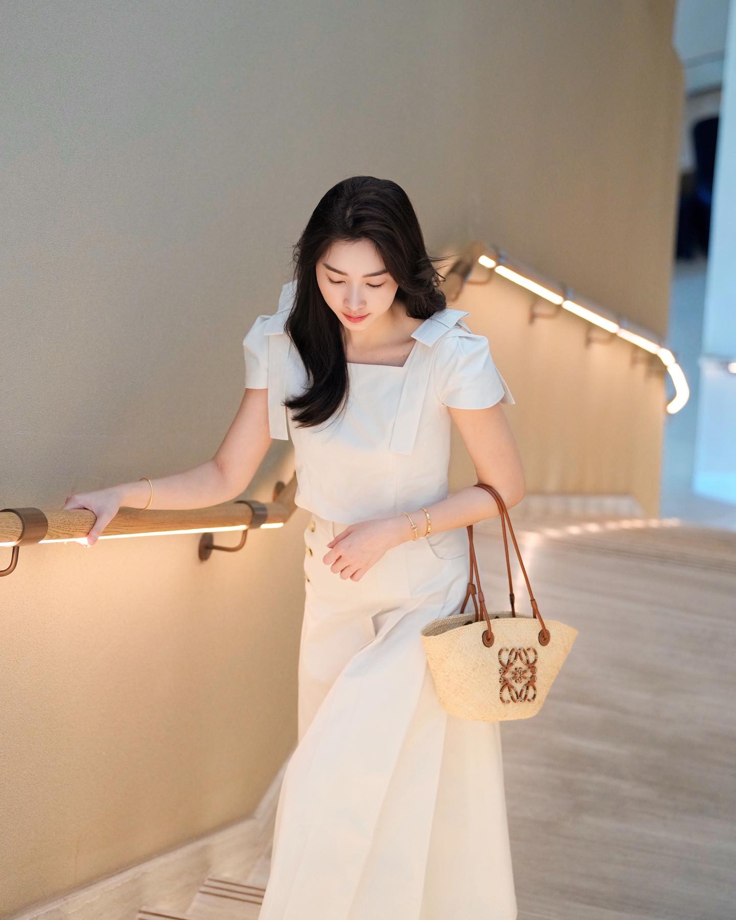 Các nàng dâu hào môn diện chân váy dài quá xuất sắc: Phối đồ không hề cầu kỳ nhưng vẫn bùng nổ vẻ sang trọng - Ảnh 1.
