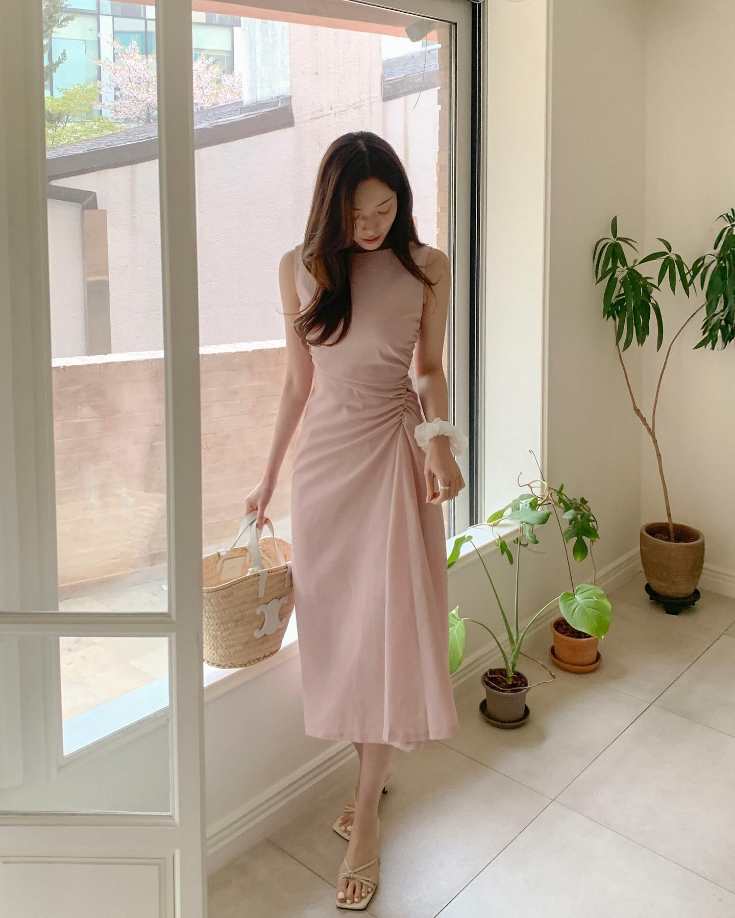 Váy và sandal: Sự kết hợp tôn dáng đỉnh cao và biến bạn thành nàng thơ trong mùa hè - Ảnh 1.