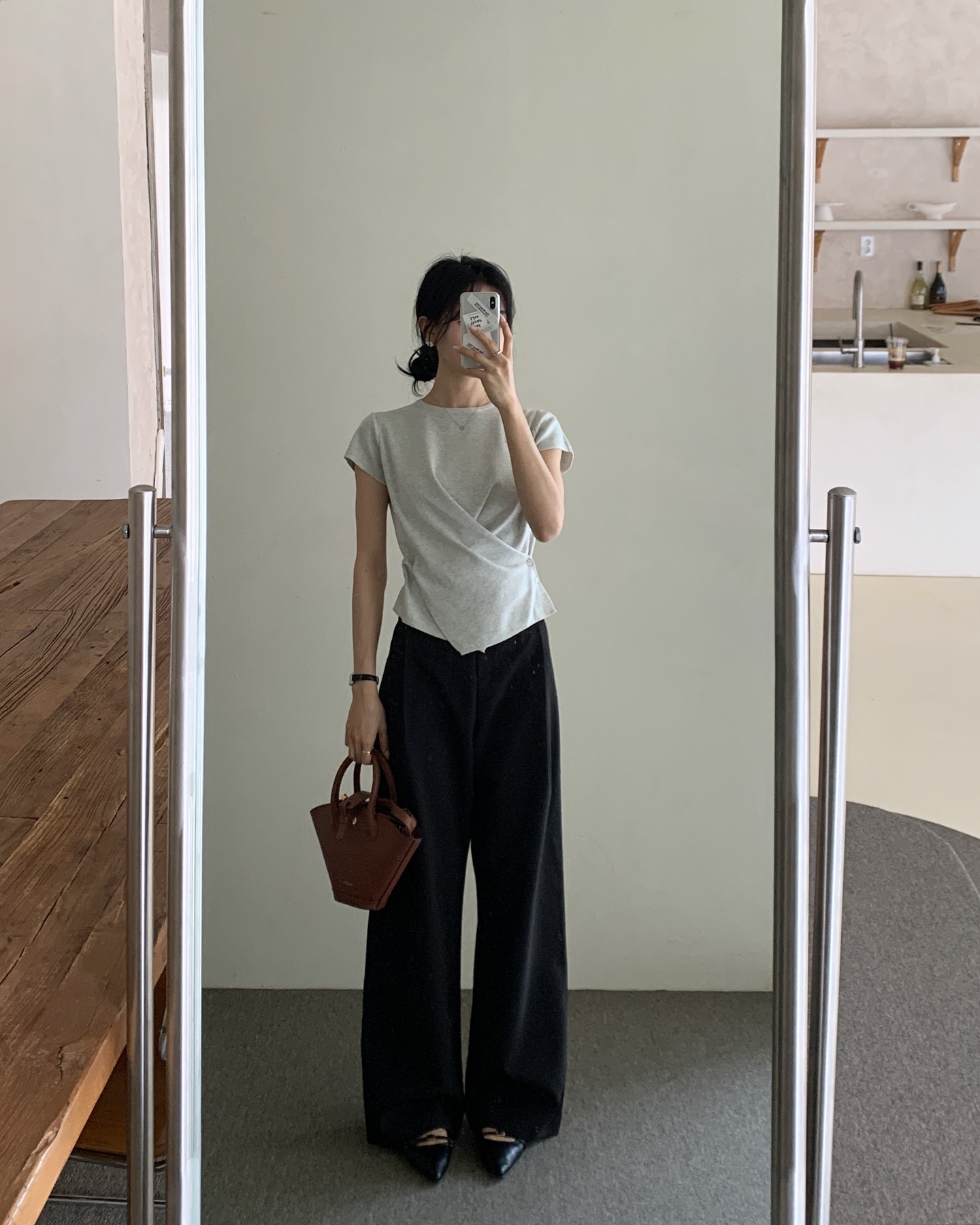 10 cách mặc quần đen sành điệu trong mọi hoàn cảnh, dành cho ai thích phong cách basic - Ảnh 7.