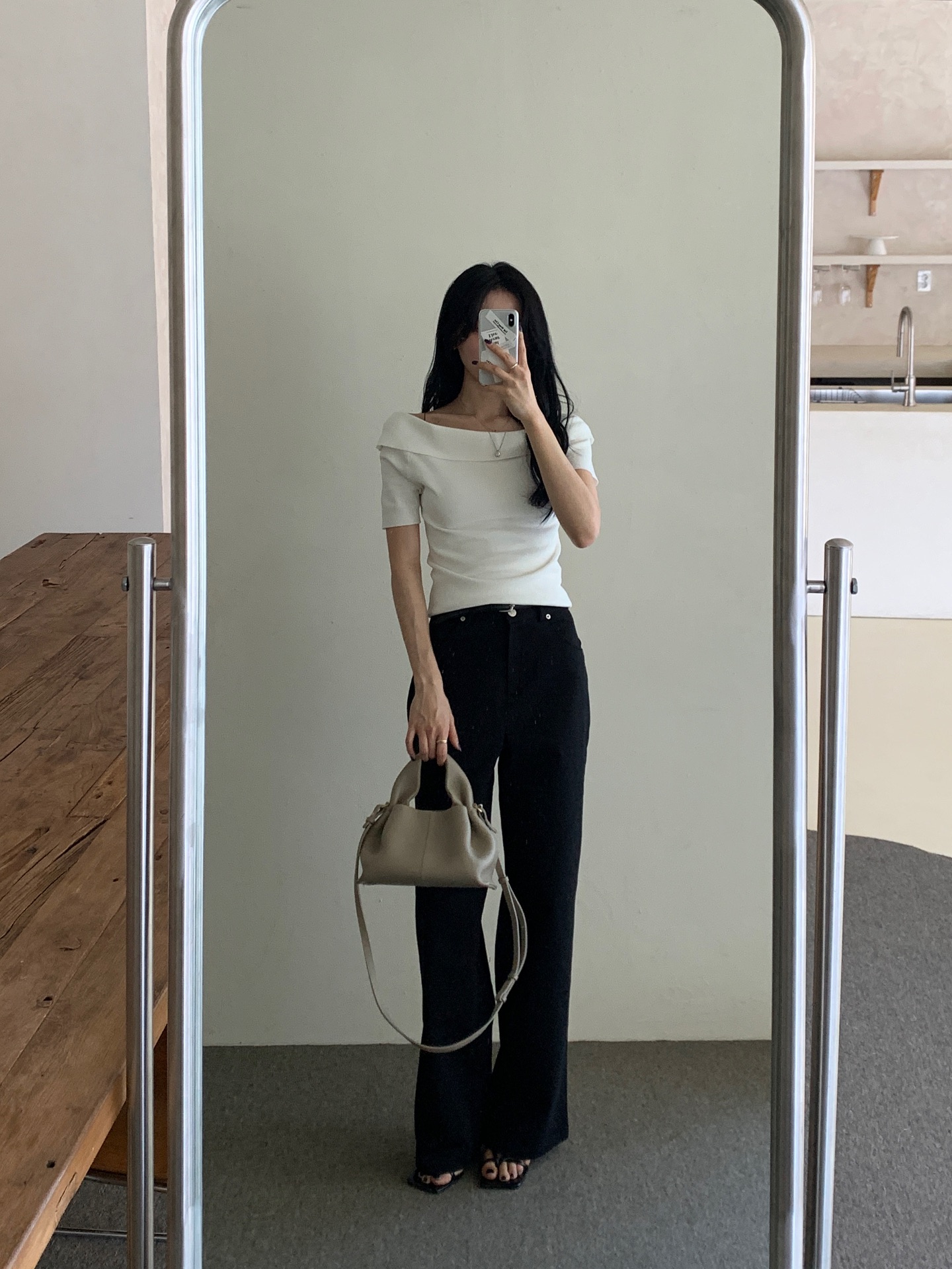 10 cách mặc quần đen sành điệu trong mọi hoàn cảnh, dành cho ai thích phong cách basic - Ảnh 1.