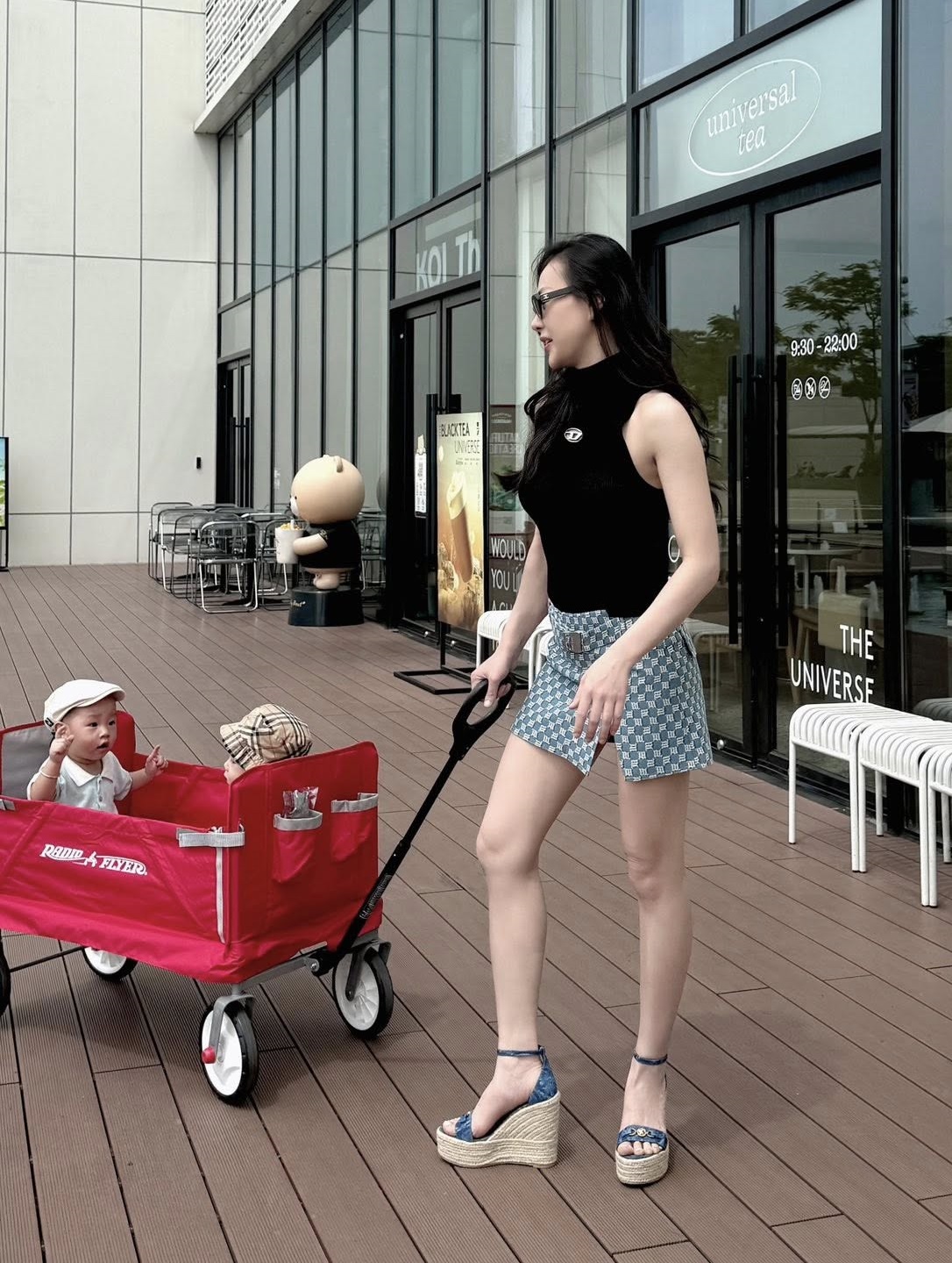 Phương Oanh diện set đồ 50 triệu đưa con đi dạo phố, bất ngờ ở chiêu &quot;hack dáng&quot; cực đỉnh và dễ học theo - Ảnh 2.