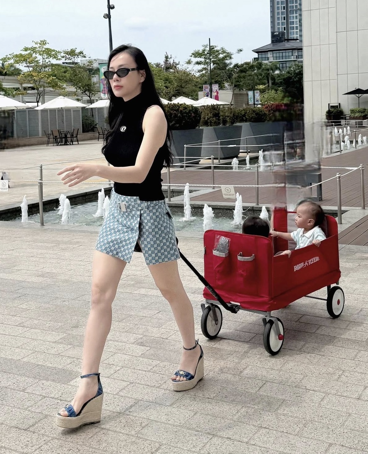 Phương Oanh diện set đồ 50 triệu đưa con đi dạo phố, bất ngờ ở chiêu &quot;hack dáng&quot; cực đỉnh và dễ học theo - Ảnh 1.