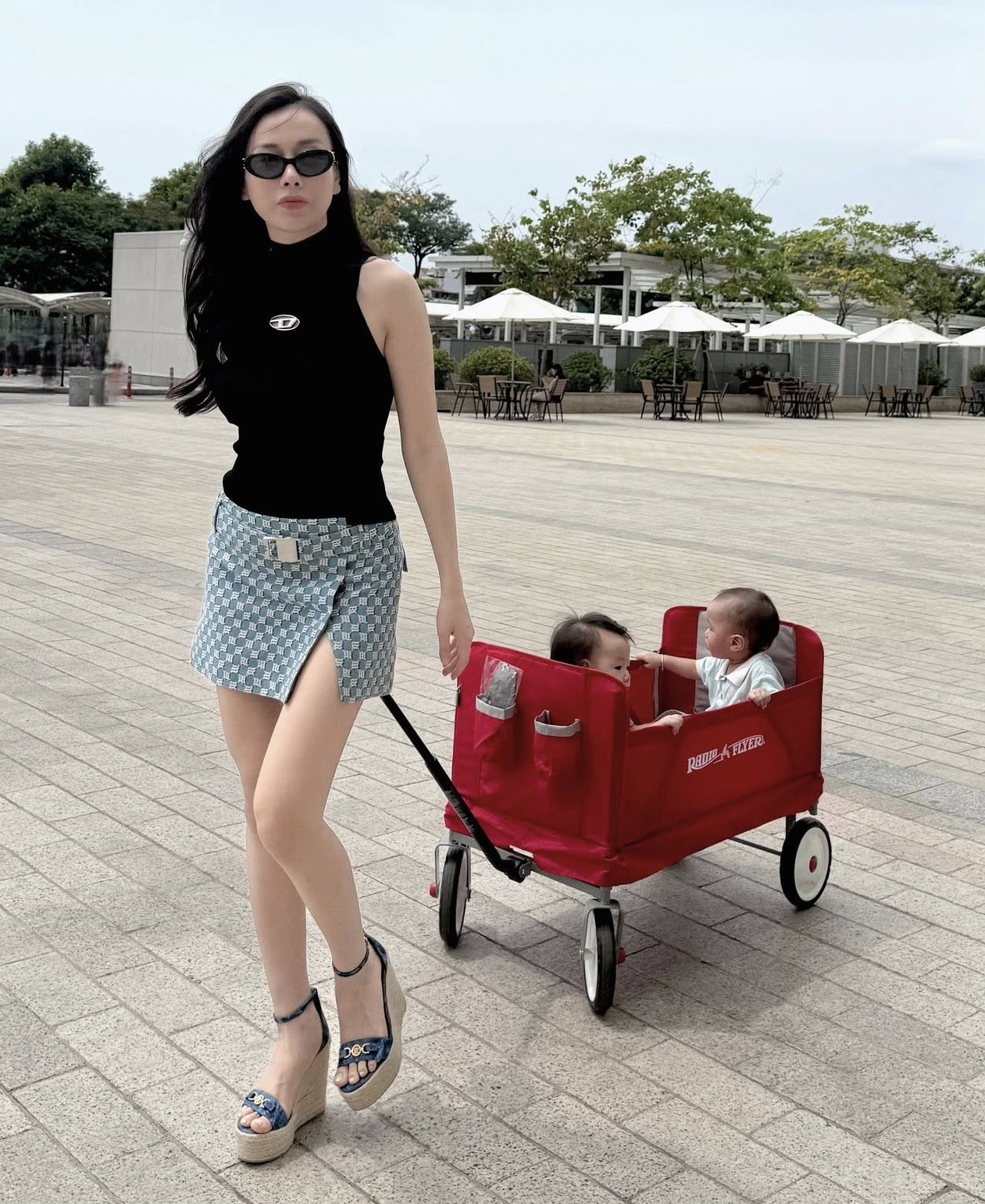 Phương Oanh diện set đồ 50 triệu đưa con đi dạo phố, bất ngờ ở chiêu &quot;hack dáng&quot; cực đỉnh và dễ học theo - Ảnh 4.
