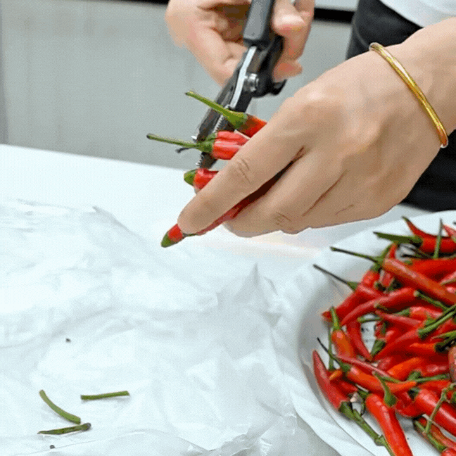 Bí quyết bảo quản ớt tươi ngon suốt 6 tháng: Chị em nội trợ nhất định phải biết! - Ảnh 2.
