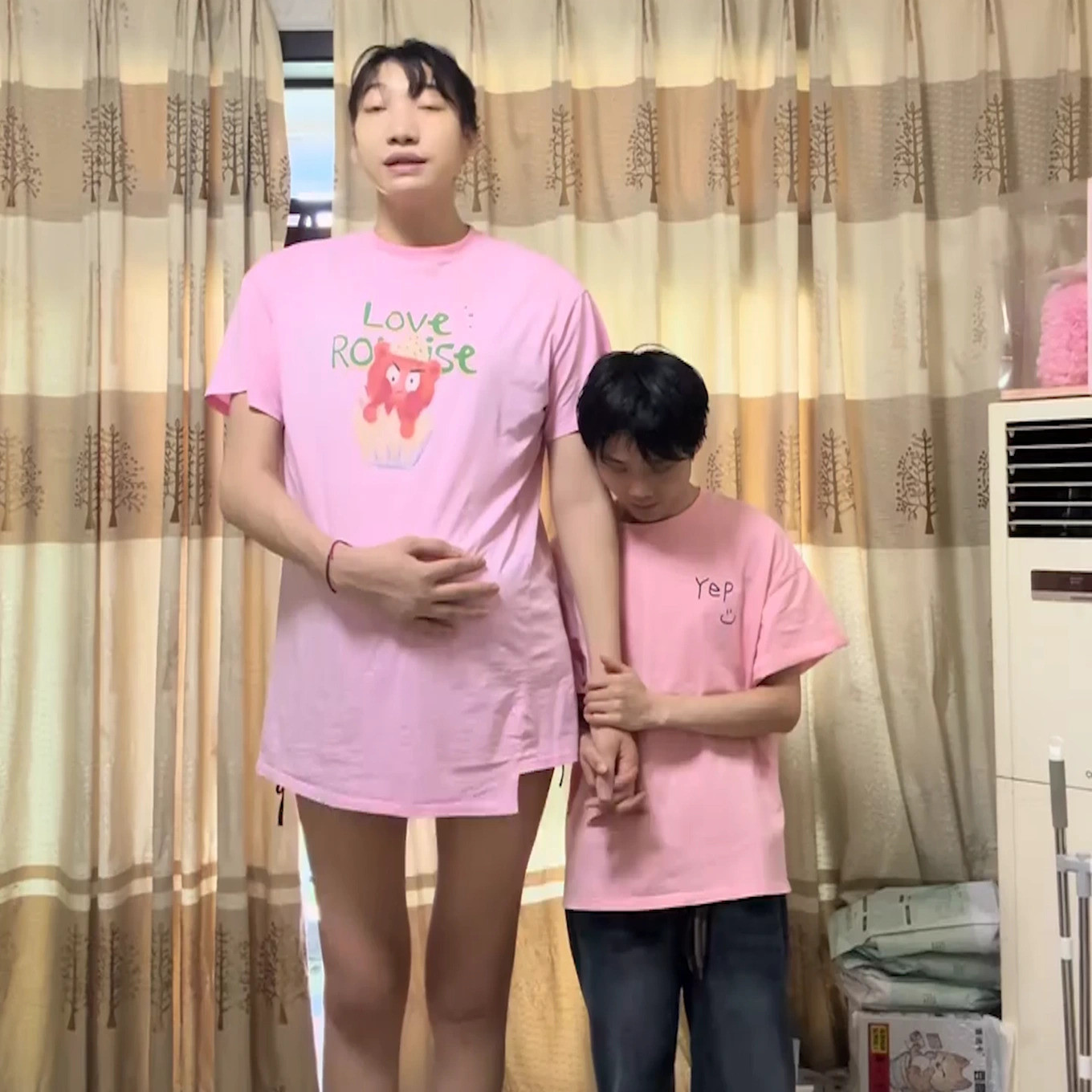 Chàng trai &quot;tí hon&quot; yêu say đắm cô gái &quot;khổng lồ&quot; cao 2m2, biết lý do ai cũng bất ngờ- Ảnh 2.
