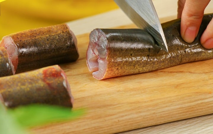 Làm sạch nhớt và khử tanh là bước quan trọng khi chế biến lươn. 